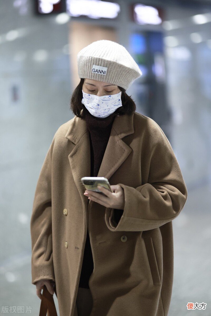 卡其色大衣搭直筒裤时尚干练 卡其色的直筒裤配什么颜色的上衣