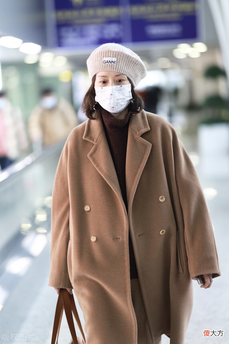 卡其色大衣搭直筒裤时尚干练 卡其色的直筒裤配什么颜色的上衣