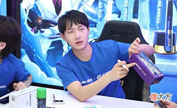 【游戏世界】Fly用女友账号冲分，看到今屿排名无语了：我跟不上队友步伐了！
