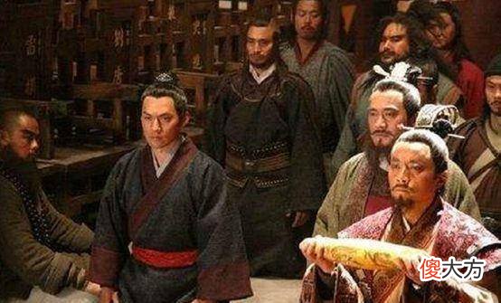 【历史故事】每次呼保义一见到官员就会下跪，并且头都不敢抬起，这是为什么？