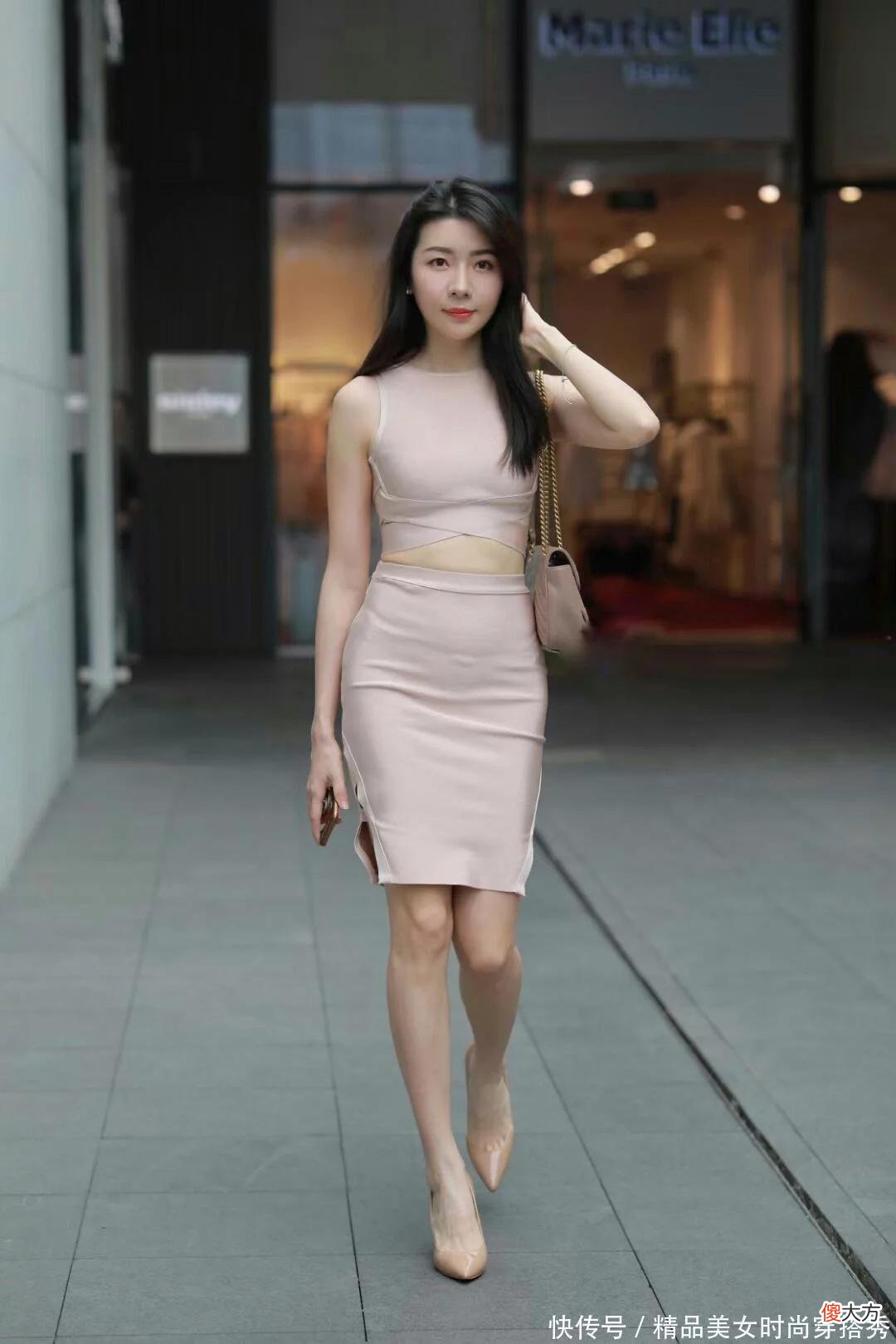 【时尚一点】卡其色背心，无袖和小圆脖设计很有时尚感，不仅显腰细，而且还显上围丰满