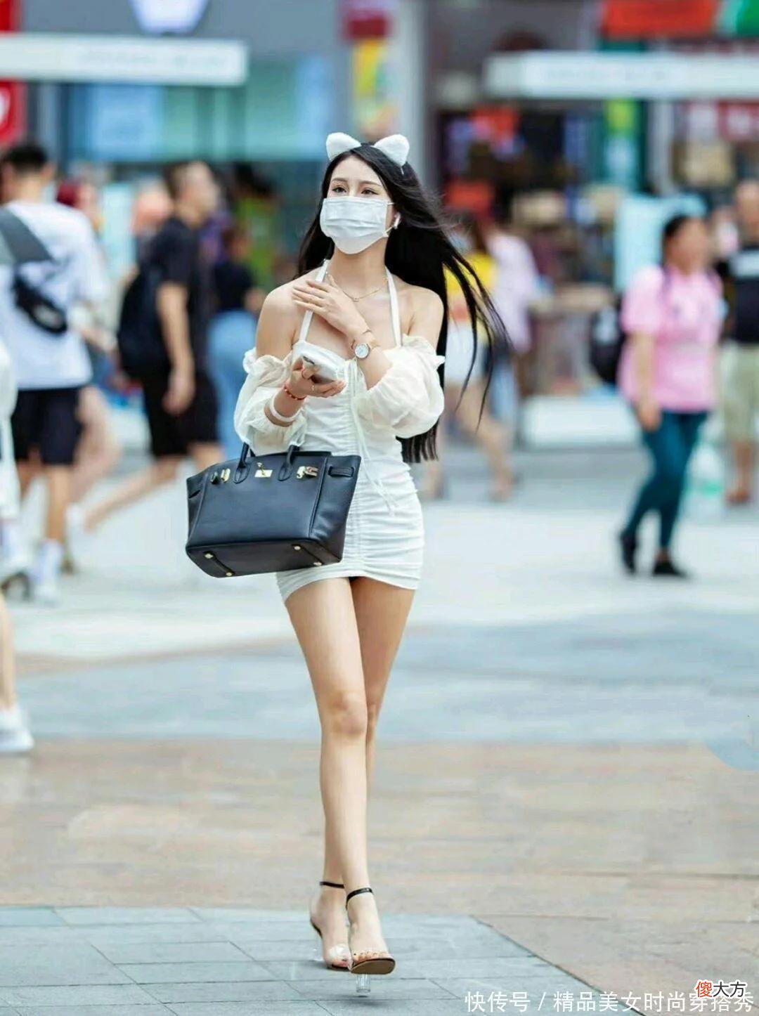 【时尚一点】纯白色吊脖裙搭配透明高跟凉鞋，美丽轻熟风格穿搭让人欲罢不能