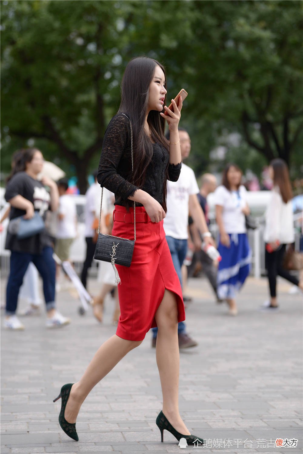 【时尚一点】为什么美女喜欢穿着高跟鞋逛街，还注意服装搭配，让生活更精致