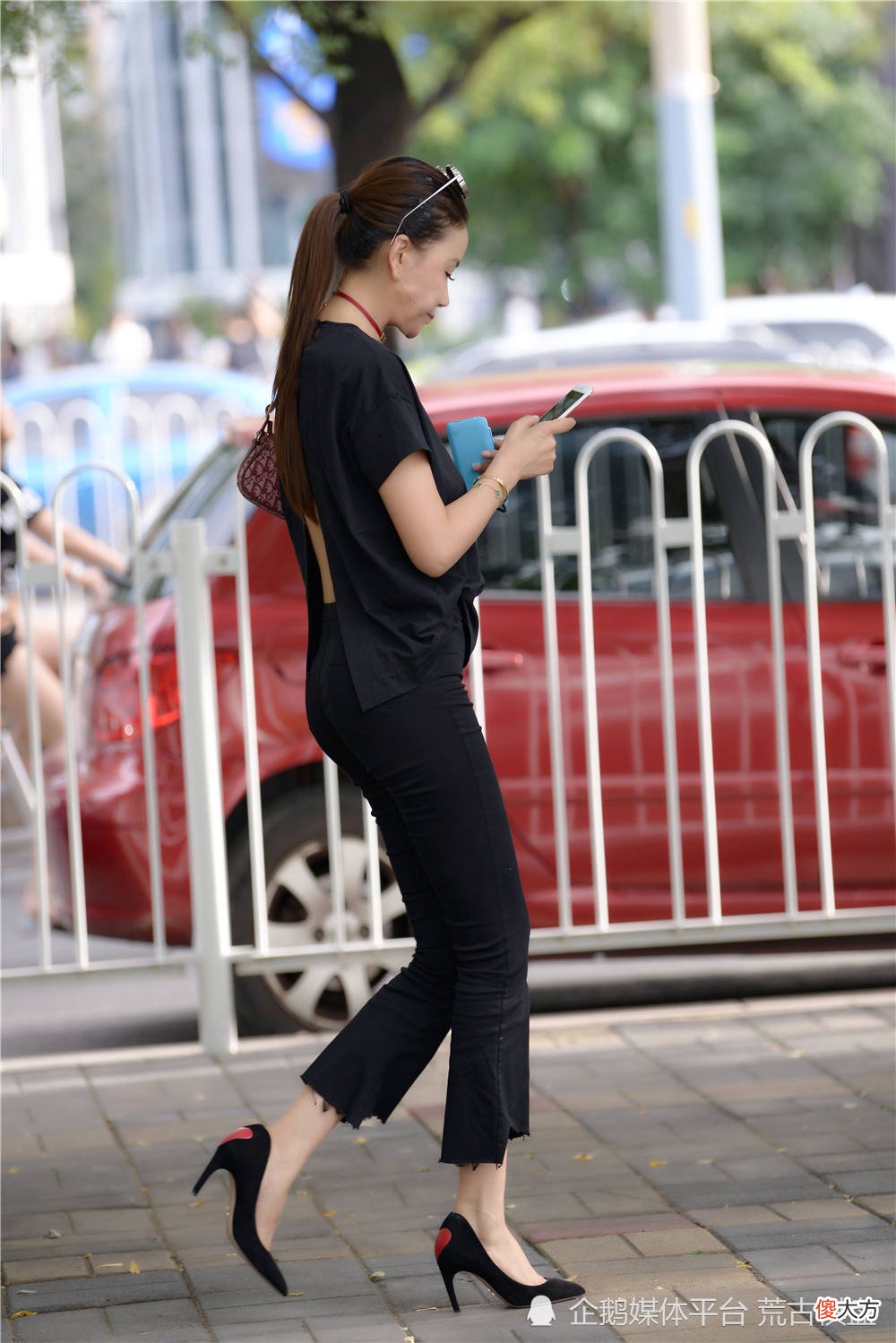 【时尚一点】为什么美女喜欢穿着高跟鞋逛街，还注意服装搭配，让生活更精致