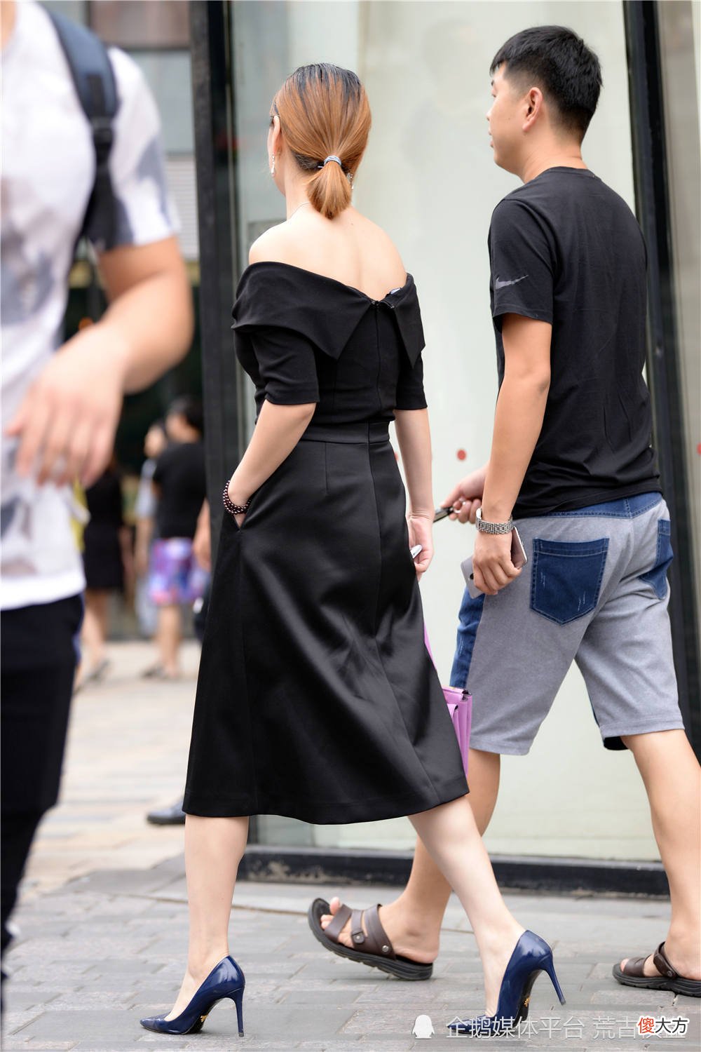 【时尚一点】为什么美女喜欢穿着高跟鞋逛街，还注意服装搭配，让生活更精致
