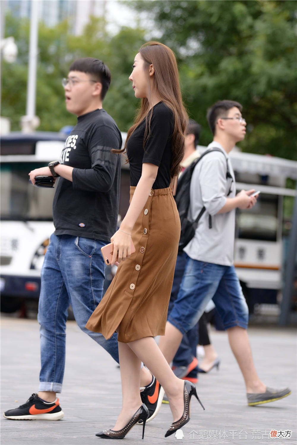 【时尚一点】为什么美女喜欢穿着高跟鞋逛街，还注意服装搭配，让生活更精致