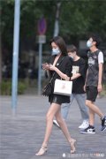 【时尚一点】银色细跟凉鞋，搭配深灰色亮片紧身裙，却被西服遮住了