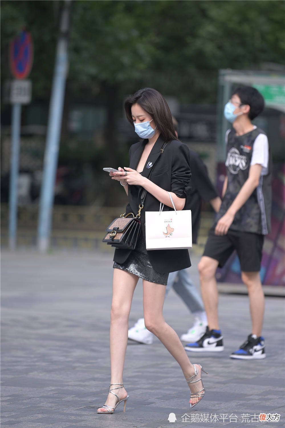 【时尚一点】银色细跟凉鞋，搭配深灰色亮片紧身裙，却被西服遮住了