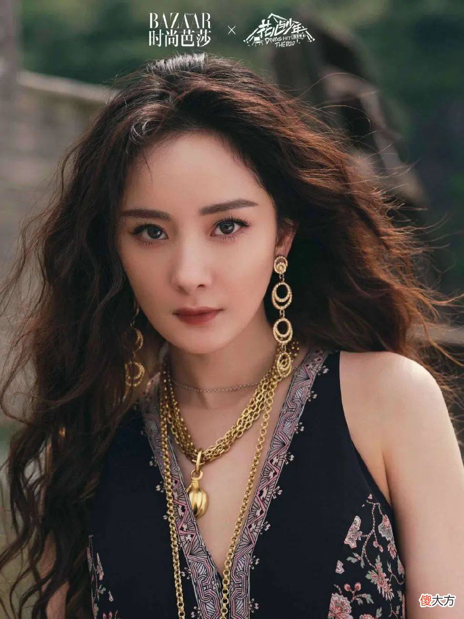 【时尚一点】杨幂身穿民族风长裙秀眸明亮，倚坐草石间大秀美腿，性感迷人