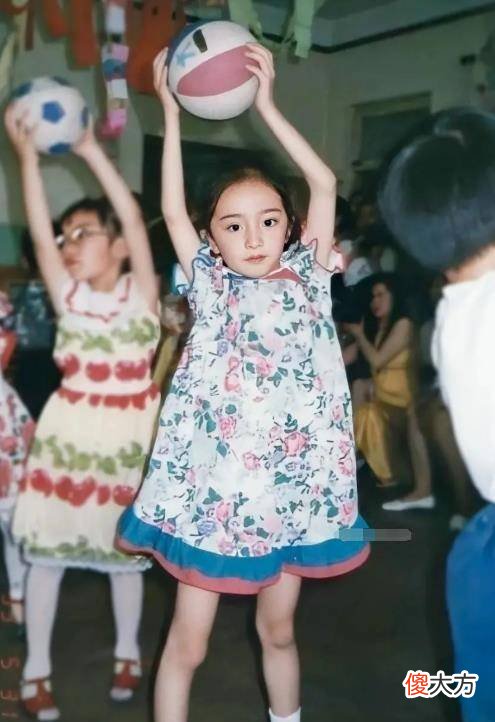 【时尚一点】杨幂脚上那双袜子也很熟悉，走机场都爱这样穿，时尚感强