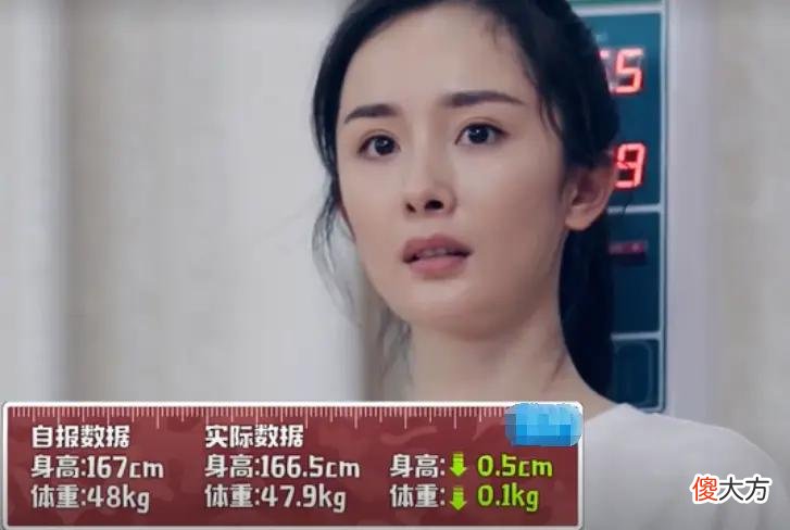 【时尚一点】杨幂穿开叉裙拍大片！露出一侧长腿玩性感，因太瘦小腿塞不满靴子