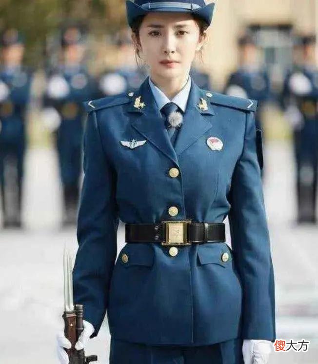 【时尚一点】杨幂穿开叉裙拍大片！露出一侧长腿玩性感，因太瘦小腿塞不满靴子