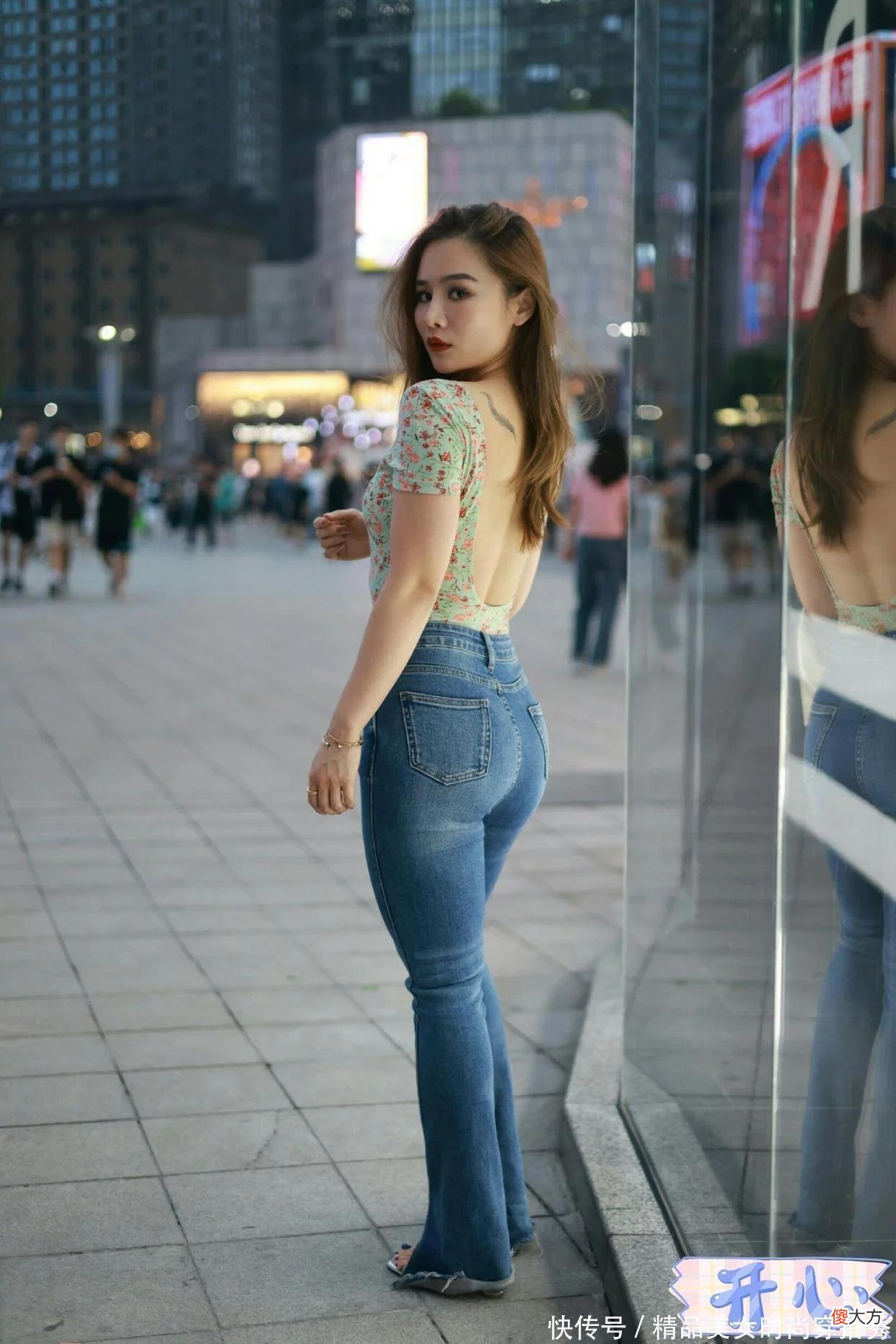 【时尚一点】看着碎花背心设计中规中矩,没想到是前卫时尚的露背装。真的感到有些意外。