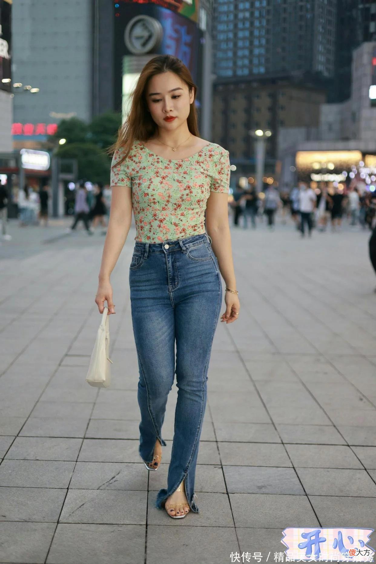 【时尚一点】看着碎花背心设计中规中矩,没想到是前卫时尚的露背装。真的感到有些意外。