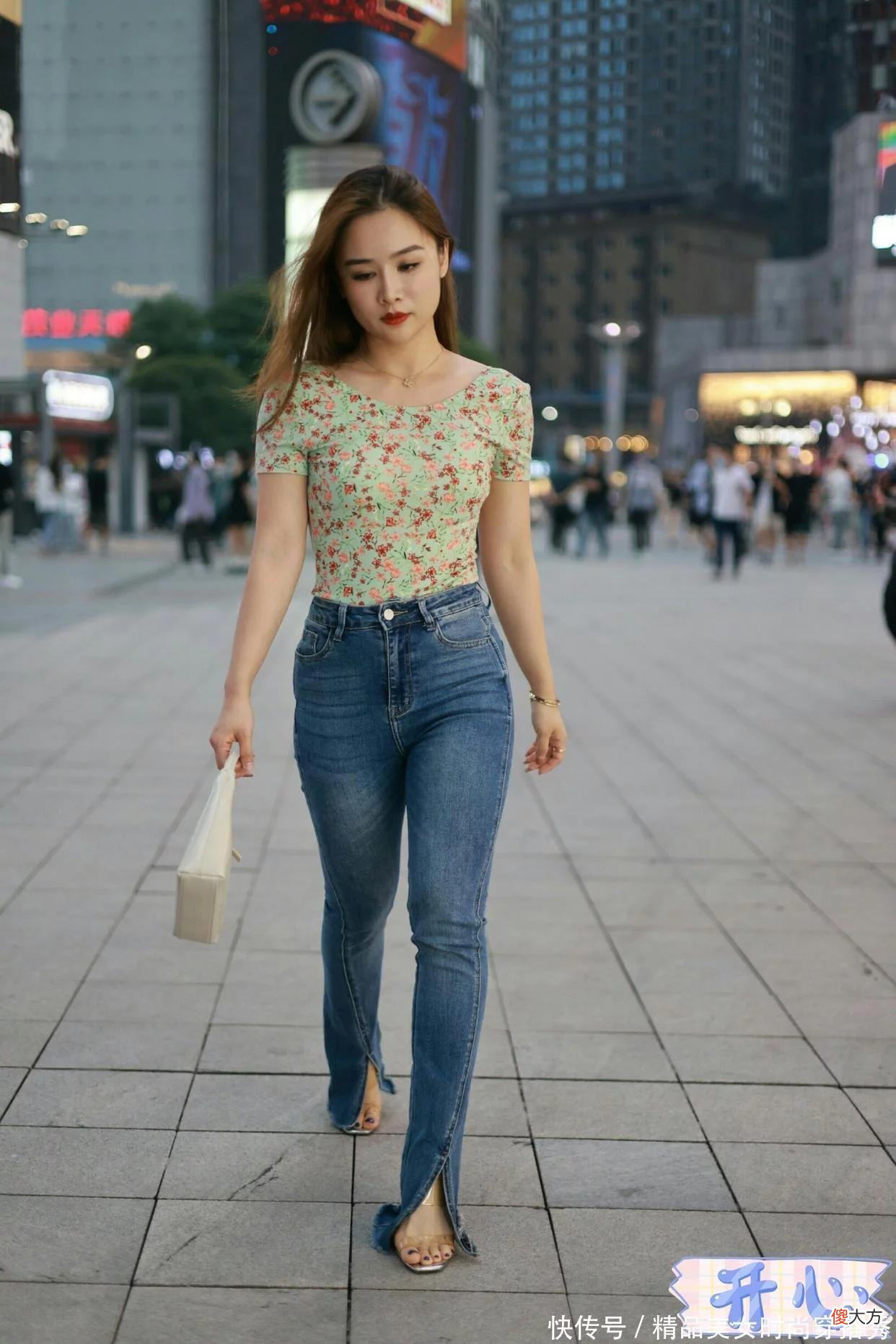 【时尚一点】看着碎花背心设计中规中矩,没想到是前卫时尚的露背装。真的感到有些意外。