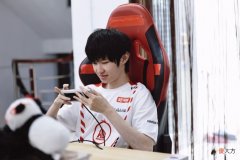 【游戏世界】ag四连胜重返s组，张角抱不平，望月草直言给久诚为了卖签名