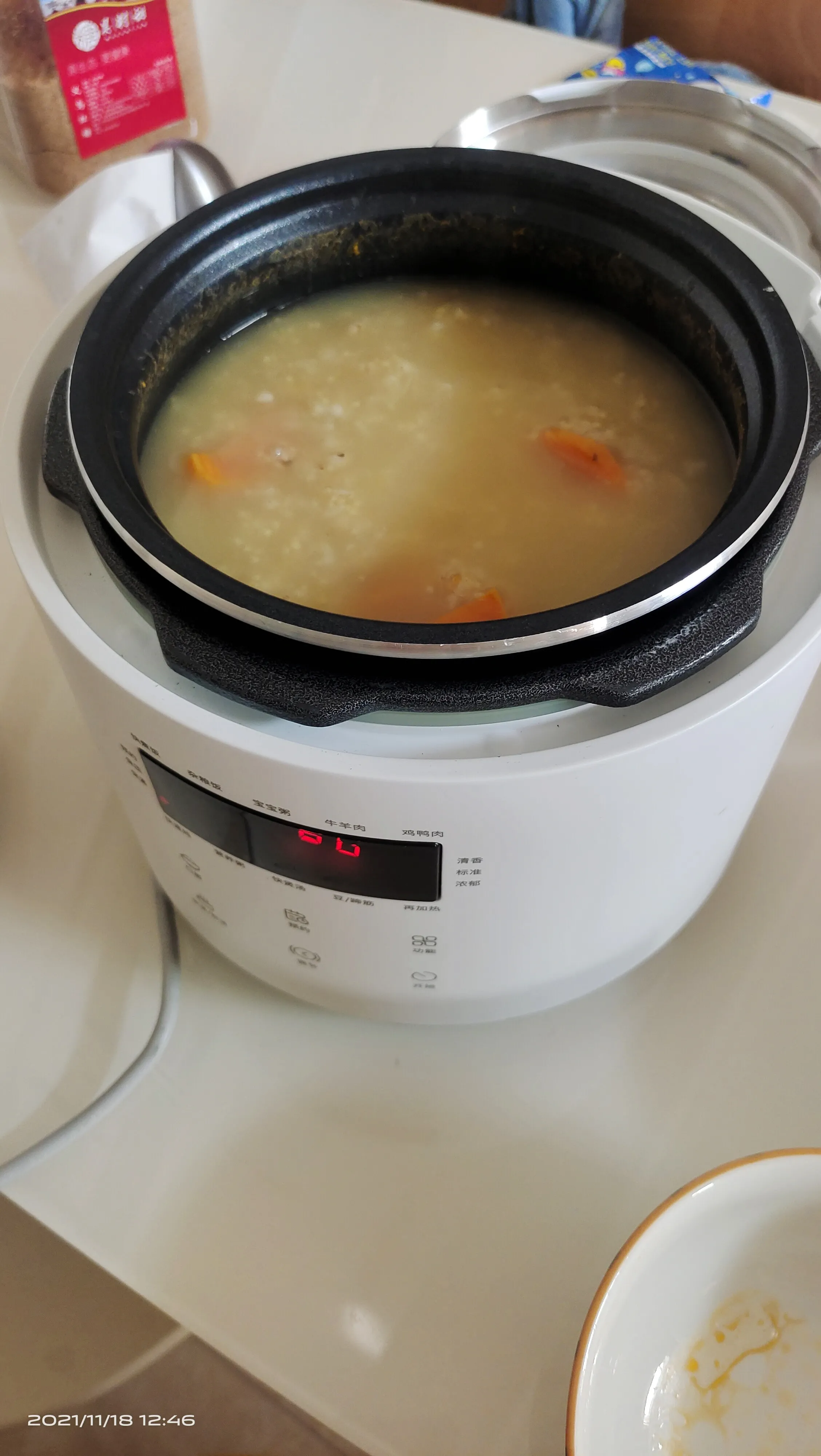 话说我从一大早忙到现在，饿着肚子还有一堆活,稀饭用高压锅煮做成了稠米饭捂脸