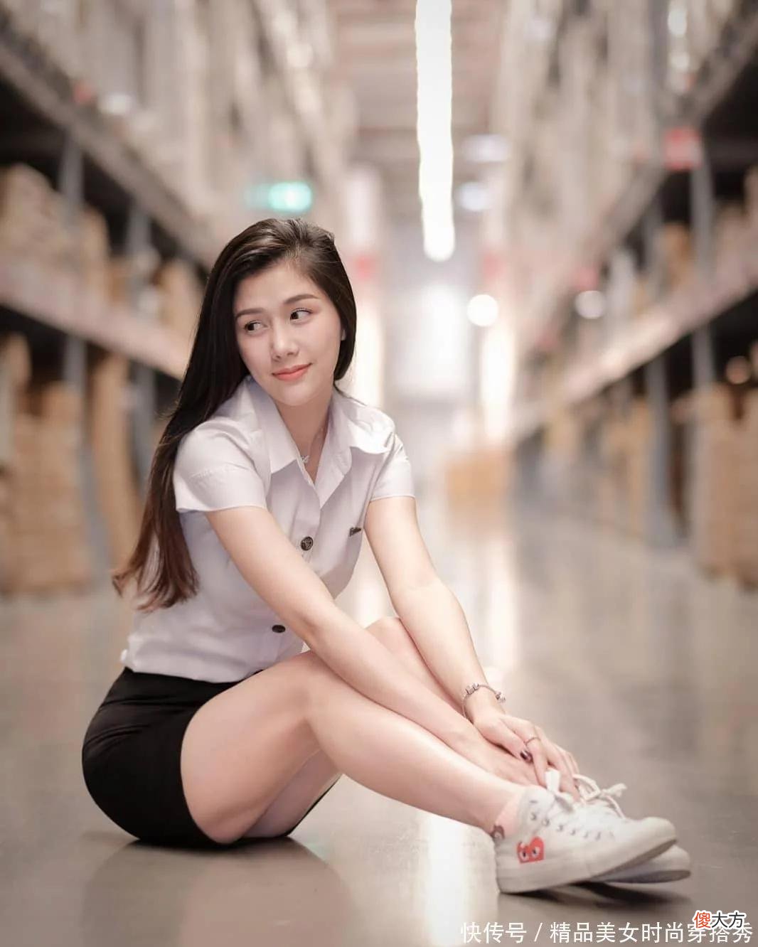 【时尚一点】白色短袖衬衣搭配黑色短裙又有职业范，还显女性曲线美