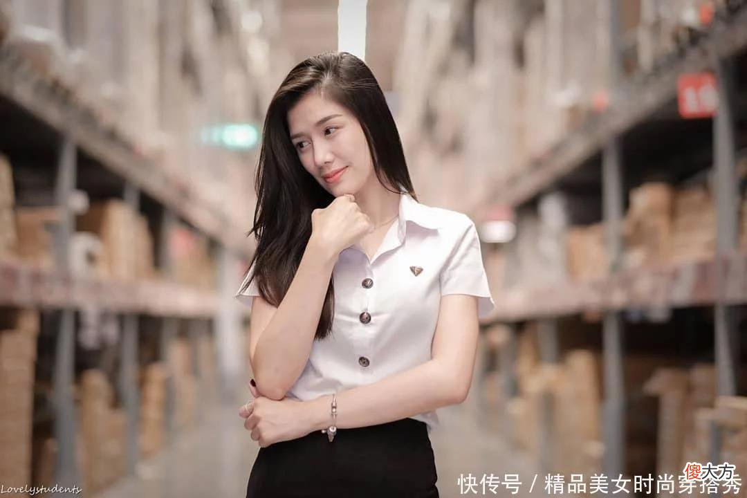 【时尚一点】白色短袖衬衣搭配黑色短裙又有职业范，还显女性曲线美