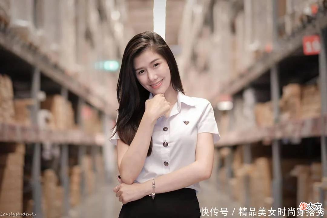 【时尚一点】白色短袖衬衣搭配黑色短裙又有职业范，还显女性曲线美