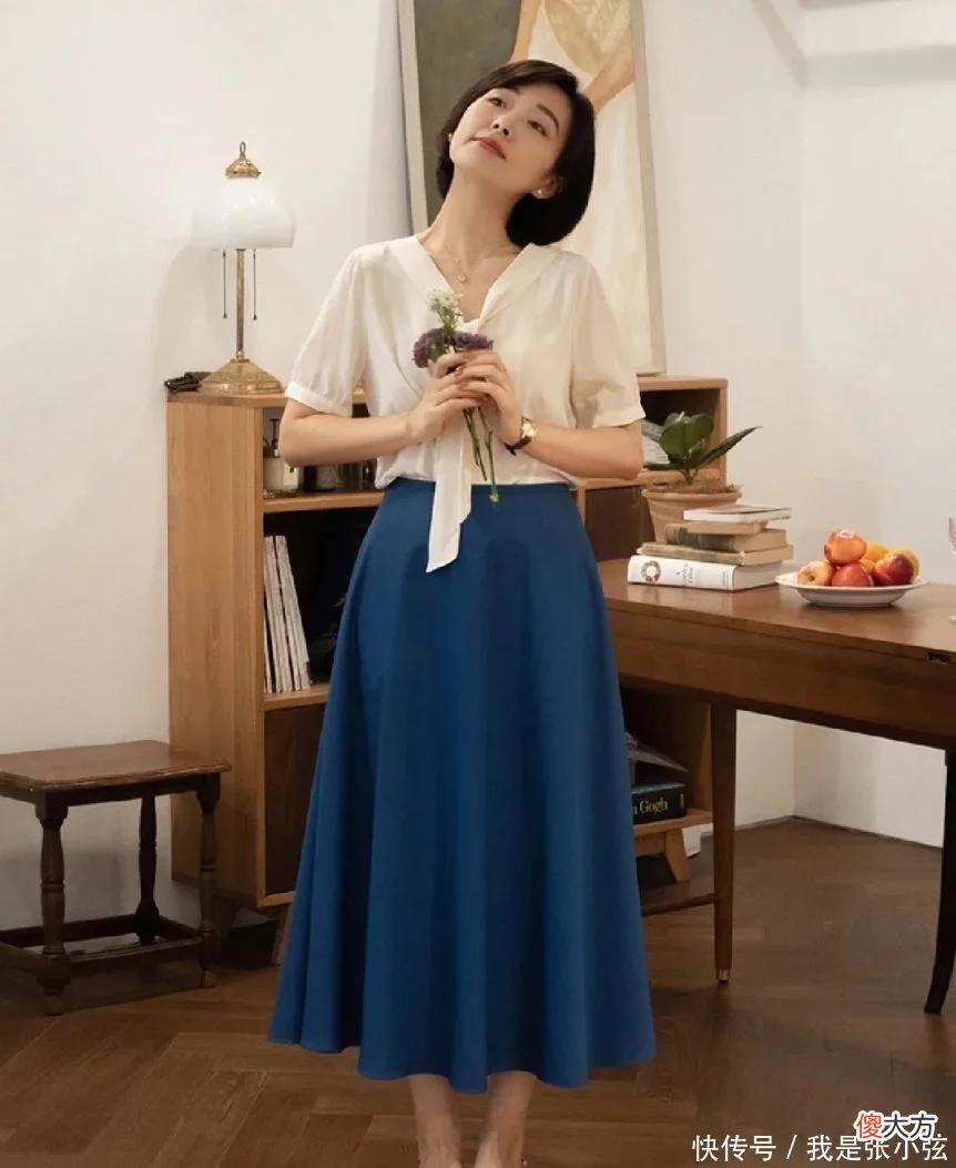 【就爱时尚】今夏流行一种穿法，叫：“飘带衬衫+半裙”，40岁穿超有女人味