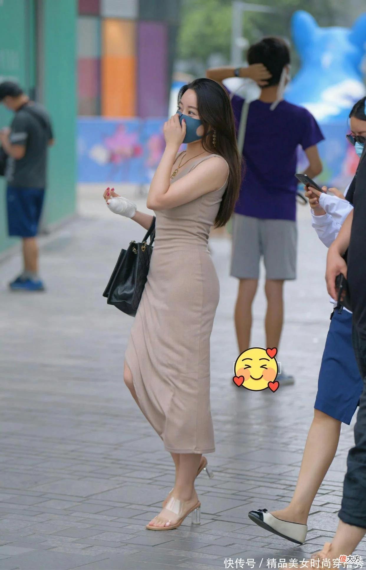 【就爱时尚】无袖深V开叉长裙+透明高跟凉鞋，不仅显女性曲线美，而且还显腿长