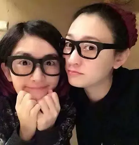 当年谢娜大婚,李小冉丢下还在住院的生病男友,跑去给谢娜当伴娘