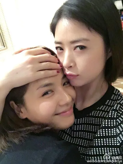 当年谢娜大婚,李小冉丢下还在住院的生病男友,跑去给谢娜当伴娘