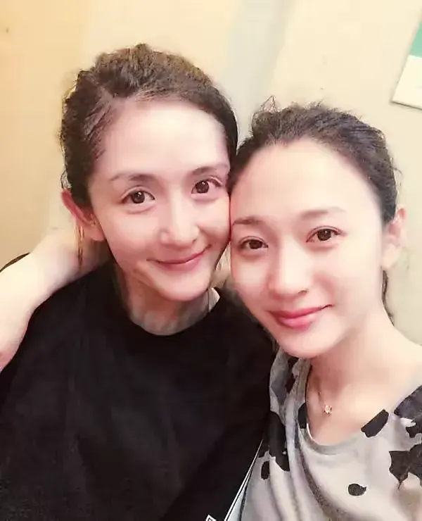 当年谢娜大婚,李小冉丢下还在住院的生病男友,跑去给谢娜当伴娘