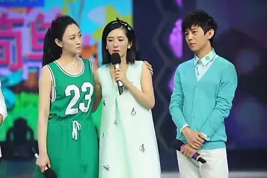 当年谢娜大婚,李小冉丢下还在住院的生病男友,跑去给谢娜当伴娘