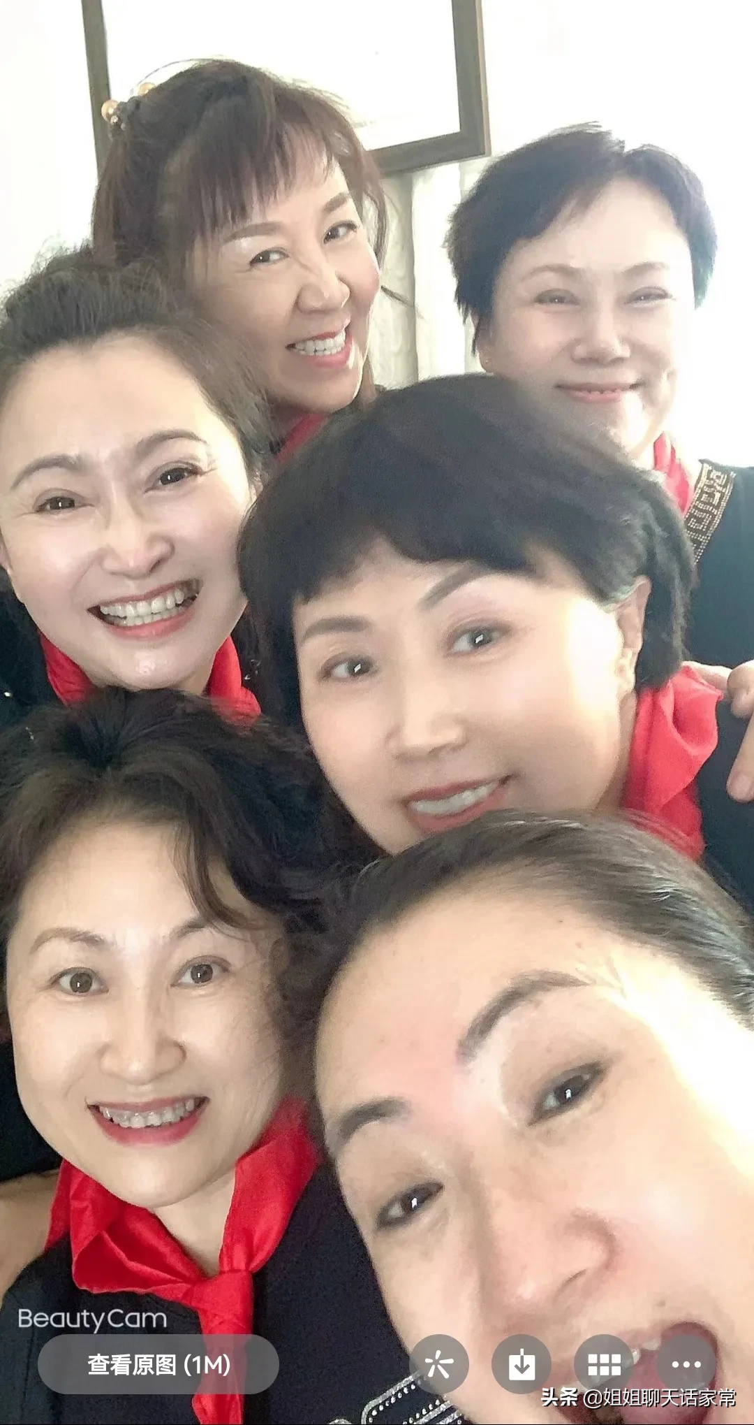 昨天,和一群老姐妹过六一,我们几个是从十几岁就在一起工作了,有演员,有乐队