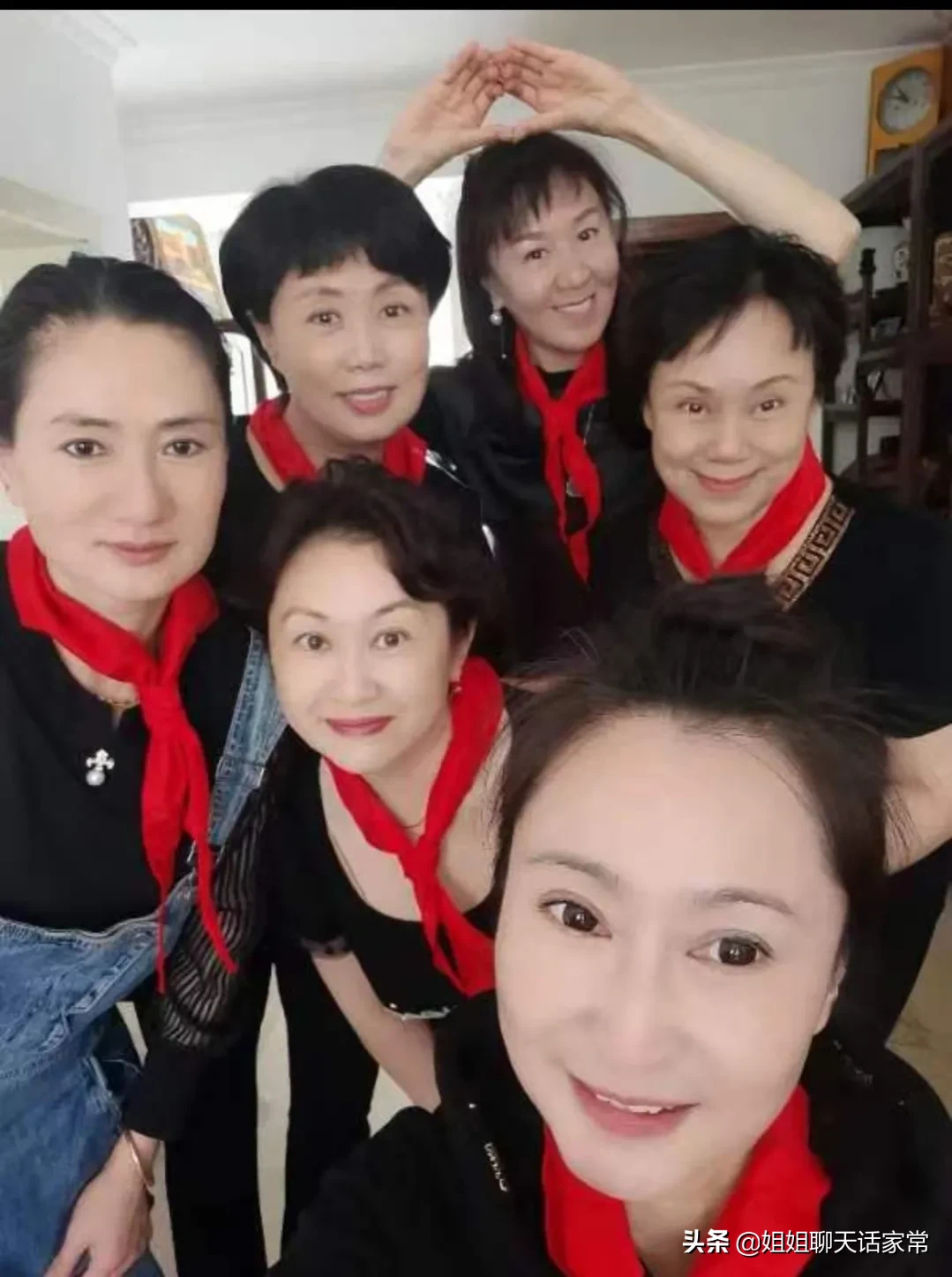 昨天,和一群老姐妹过六一,我们几个是从十几岁就在一起工作了,有演员,有乐队