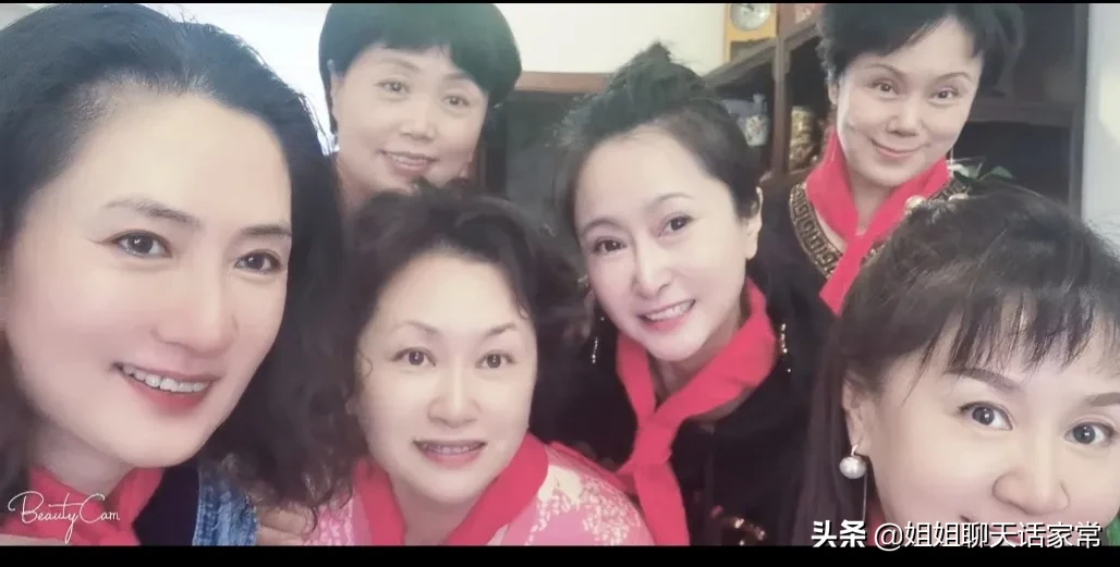 昨天,和一群老姐妹过六一,我们几个是从十几岁就在一起工作了,有演员,有乐队