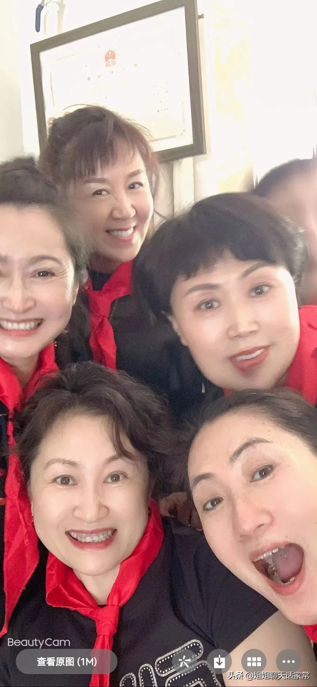 昨天,和一群老姐妹过六一,我们几个是从十几岁就在一起工作了,有演员,有乐队