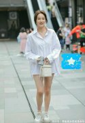 【就爱时尚】宽松的白衬衫搭配黑色短裤，下衣消失风格穿搭