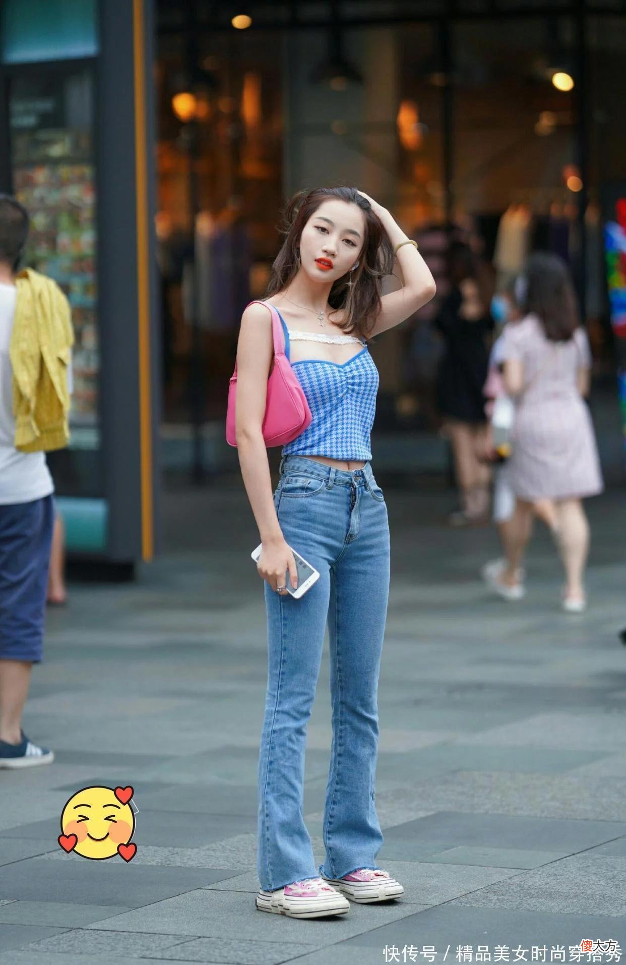 【时尚一点】蓝白格子吊带搭配高腰牛仔裤和运动鞋皮肤显白有女人味