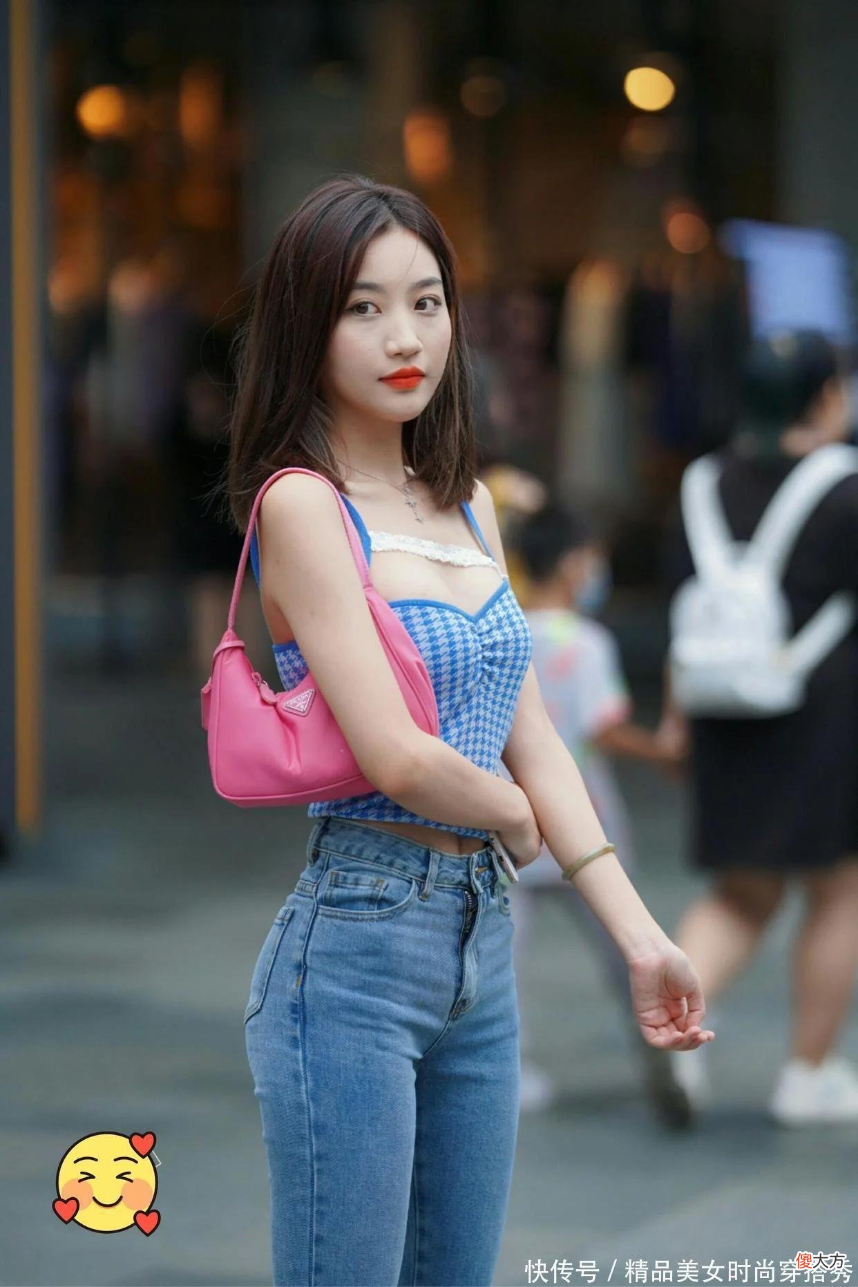 【时尚一点】蓝白格子吊带搭配高腰牛仔裤和运动鞋皮肤显白有女人味