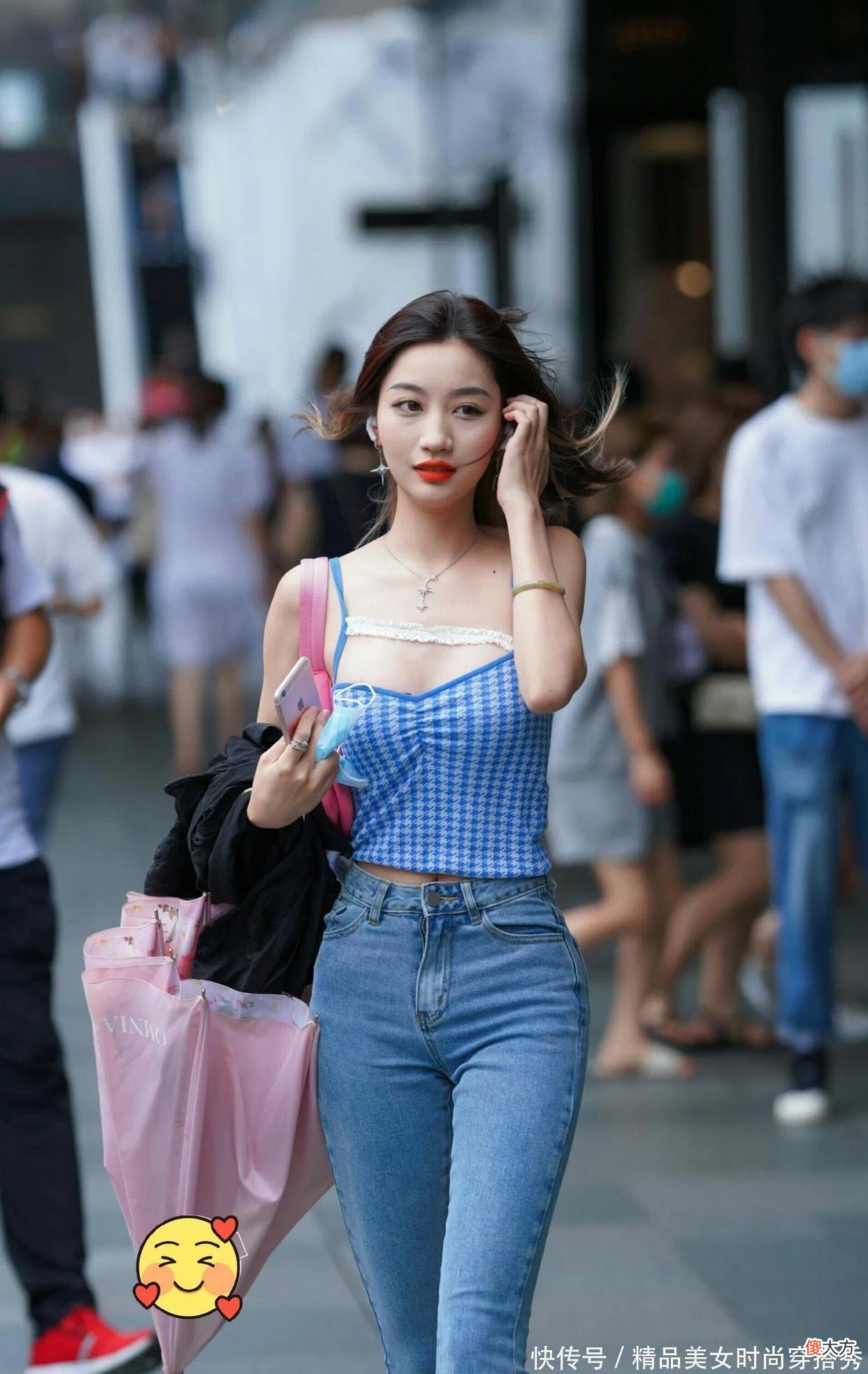 【时尚一点】蓝白格子吊带搭配高腰牛仔裤和运动鞋皮肤显白有女人味