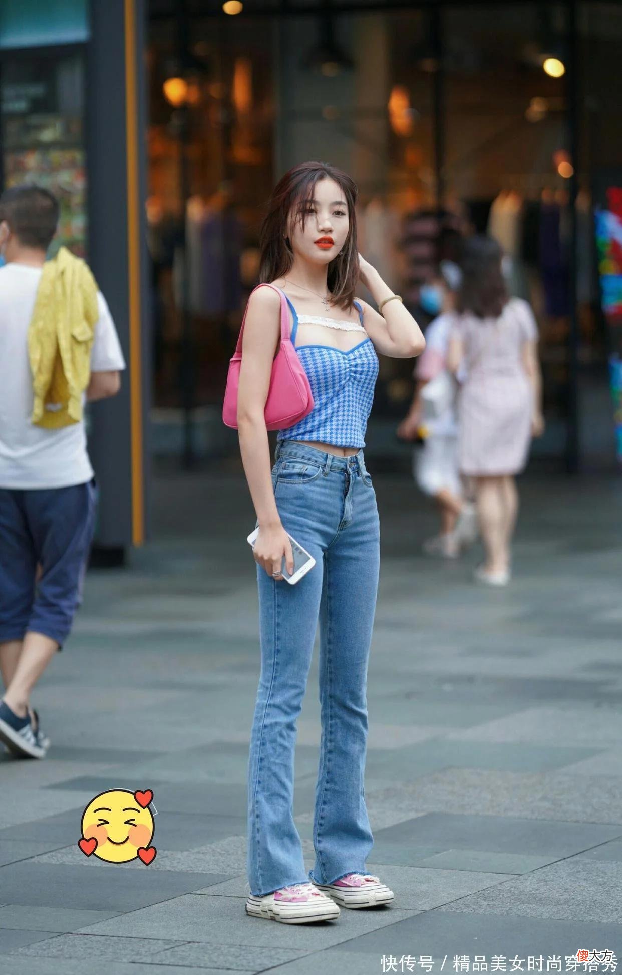 【时尚一点】蓝白格子吊带搭配高腰牛仔裤和运动鞋皮肤显白有女人味
