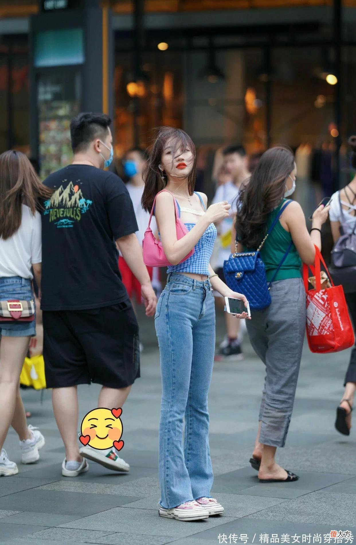 【时尚一点】蓝白格子吊带搭配高腰牛仔裤和运动鞋皮肤显白有女人味