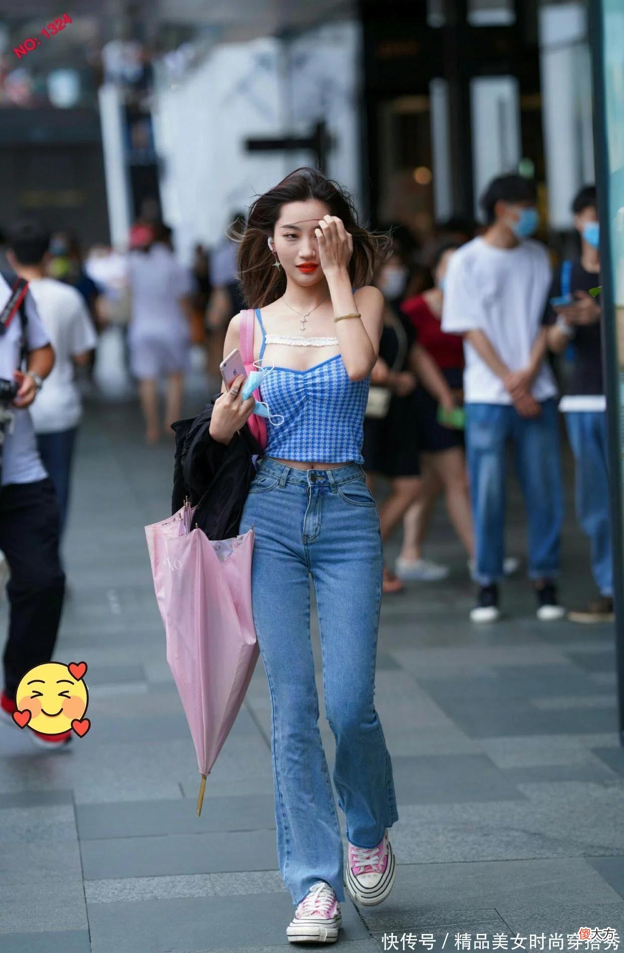 【时尚一点】蓝白格子吊带搭配高腰牛仔裤和运动鞋皮肤显白有女人味