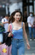 【时尚一点】蓝白格子吊带搭配高腰牛仔裤和运动鞋皮肤显白有女人味