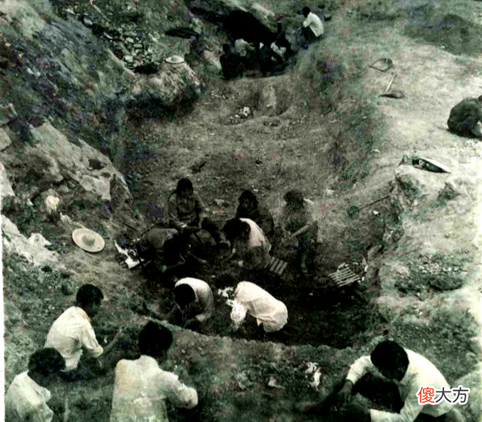 1972年4月10日，浙江省湖州市妙西公社渡善大队的社员们到陈家山挖土烧砖