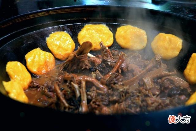 满满的一锅榛蘑炖大鹅 大鹅肉炖蘑菇