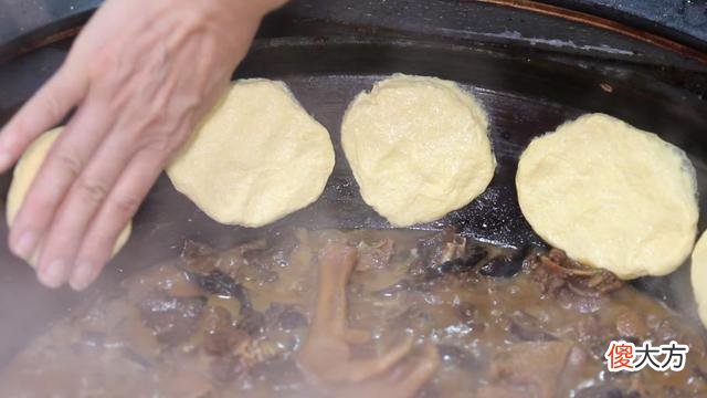 满满的一锅榛蘑炖大鹅 大鹅肉炖蘑菇