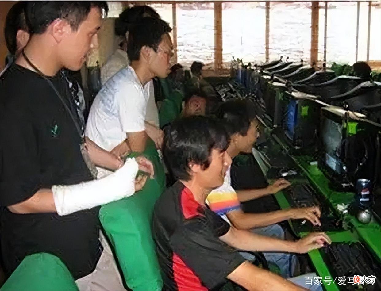 【游戏世界】听着回心转意玩着传奇看着老照片