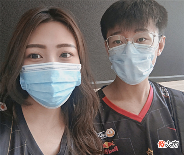 【游戏世界】gala小学弟“牵手领证”?EDG、RNG老粉穿队服结婚,真有点像选手