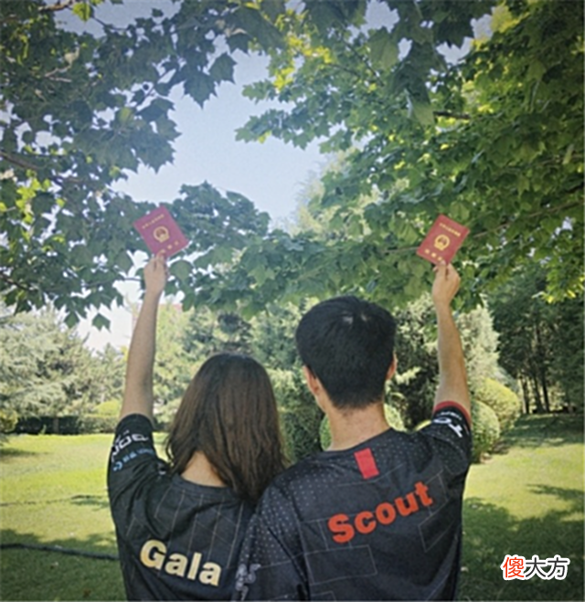 【游戏世界】gala小学弟“牵手领证”?EDG、RNG老粉穿队服结婚,真有点像选手