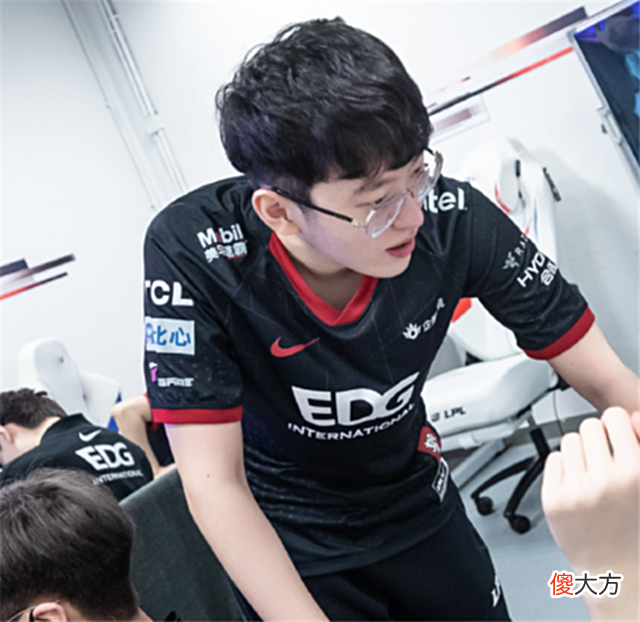 【游戏世界】gala小学弟“牵手领证”?EDG、RNG老粉穿队服结婚,真有点像选手