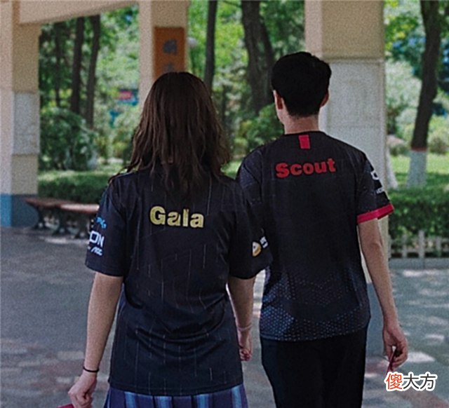 【游戏世界】gala小学弟“牵手领证”?EDG、RNG老粉穿队服结婚,真有点像选手